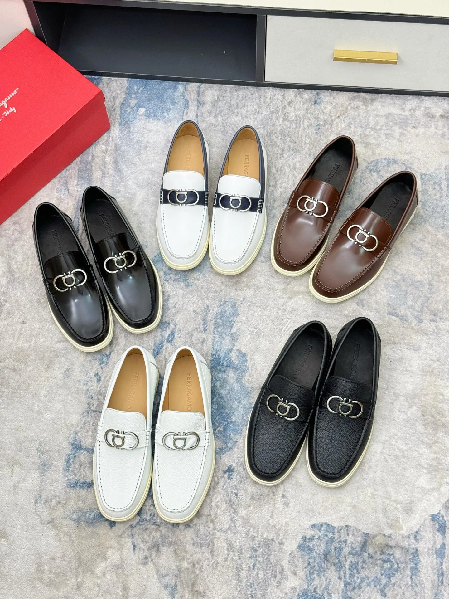 [Ferragamo] P: 580💰 Number of yards: 38~44 (45 orders are non-returnable) Ferragam's new men's driving shoes, the fabric is made of imported cowhide, with visible texture, heavy industrial stitching, dyed calfskin inside, standard logo cowhide feet, big-name experience, soft and comfortable on the feet, a men's favorite, special non-slip and wear-resistant rubber soles, easy to handle various occasions, with original box packaging!